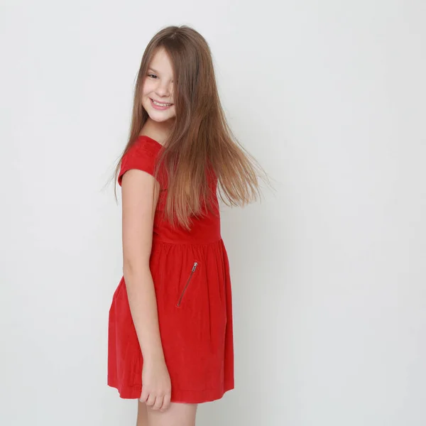 Petite Fille Émotionnelle Portant Une Robe Rouge — Photo