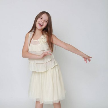 Stüdyo imge-in hareket ve dans mutlu duygusal beyaz küçük kız