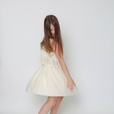 Stüdyo imge-in hareket ve dans mutlu duygusal beyaz küçük kız