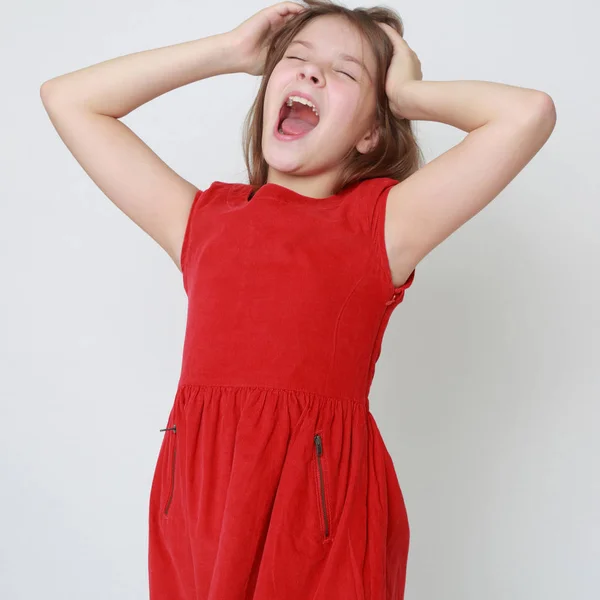 Emocionální Malá Dívka Která Nosí Červené Šaty — Stock fotografie