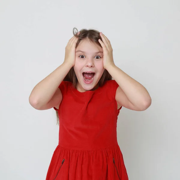 赤いドレスを着て感情的な女の子 — ストック写真