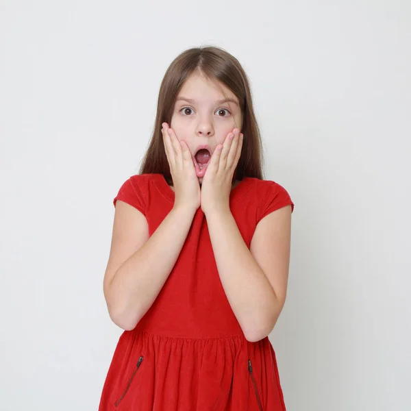 Эмоциональная Маленькая Девочка Красном Платье Лицензионные Стоковые Фото