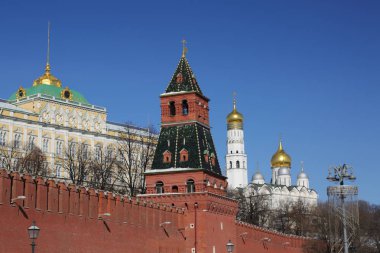 Erken Bahar güneşli gün Karbysheva set of kökenli ayrıntılarda Kremlin üzerinde açık görünüm.