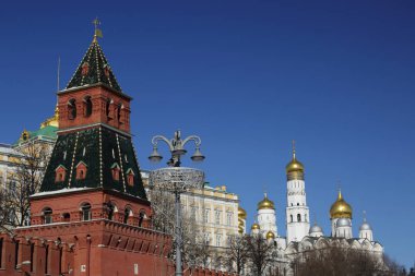 Erken Bahar güneşli gün Karbysheva set of kökenli ayrıntılarda Kremlin üzerinde açık görünüm.