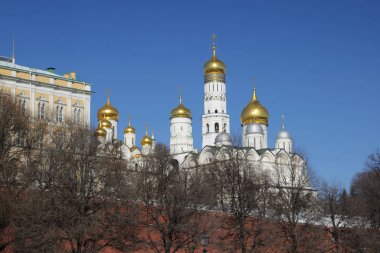 Erken Bahar güneşli gün Karbysheva set of kökenli ayrıntılarda Kremlin üzerinde açık görünüm.