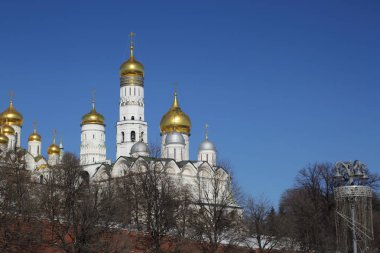 Erken Bahar güneşli gün Karbysheva set of kökenli ayrıntılarda Kremlin üzerinde açık görünüm.