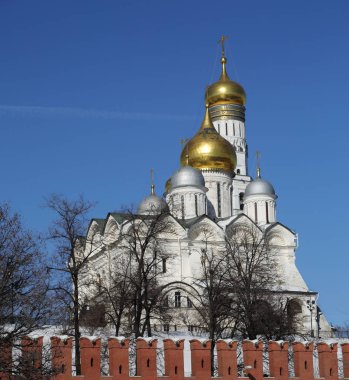 Erken Bahar güneşli gün Karbysheva set of kökenli ayrıntılarda Kremlin üzerinde açık görünüm.