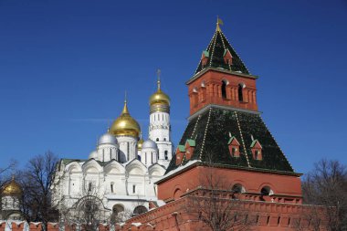 Erken Bahar güneşli gün Karbysheva set of kökenli ayrıntılarda Kremlin üzerinde açık görünüm.