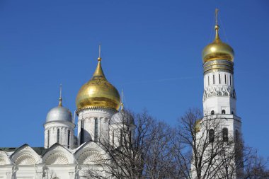 Erken Bahar güneşli gün Karbysheva set of kökenli ayrıntılarda Kremlin üzerinde açık görünüm.