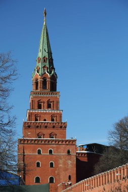 Erken Bahar güneşli gün Karbysheva set of kökenli ayrıntılarda Kremlin üzerinde açık görünüm.