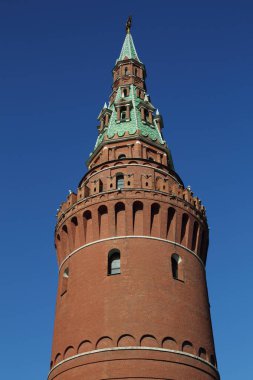 Erken Bahar güneşli gün Karbysheva set of kökenli ayrıntılarda Kremlin üzerinde açık görünüm.