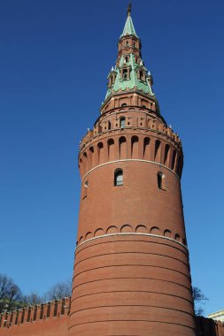 Erken Bahar güneşli gün Karbysheva set of kökenli ayrıntılarda Kremlin üzerinde açık görünüm.