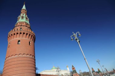 Erken Bahar güneşli gün Karbysheva set of kökenli ayrıntılarda Kremlin üzerinde açık görünüm.