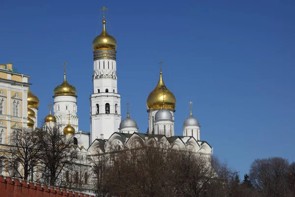 クレムリン早春の晴れた日で Kremlevskaya 堤防の背景からの詳細で屋外観 — ストック写真