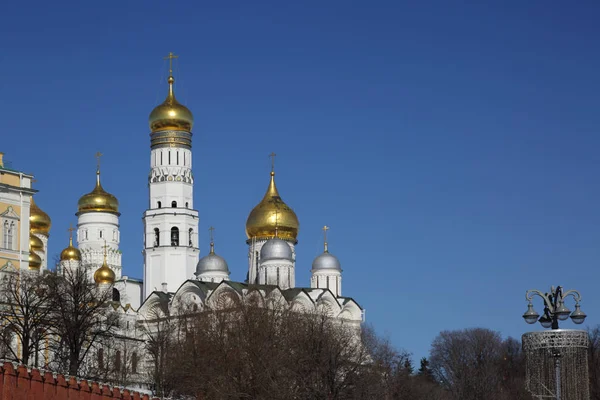 从早春晴天 Kremlevskaya 路堤的背景看克里姆林宫的户外景观 — 图库照片