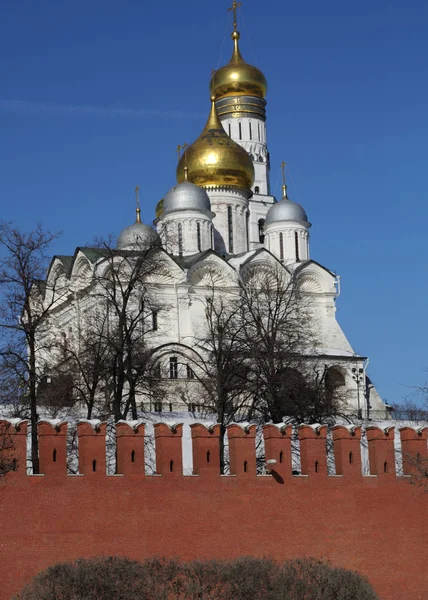 从早春晴天 Kremlevskaya 路堤的背景看克里姆林宫的户外景观 — 图库照片