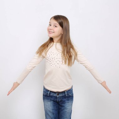 Stüdyo imge-in güzel duygusal beyaz genç kız