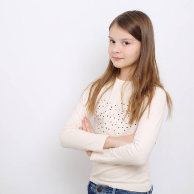 Stüdyo imge-in güzel duygusal beyaz genç kız