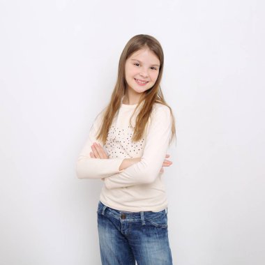 Stüdyo imge-in güzel duygusal beyaz genç kız