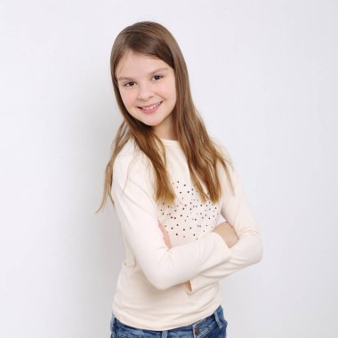 Stüdyo imge-in güzel duygusal beyaz genç kız