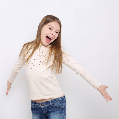 Stüdyo imge-in güzel duygusal beyaz genç kız