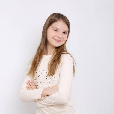 Stüdyo imge-in güzel duygusal beyaz genç kız