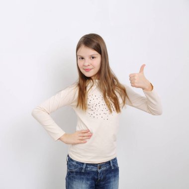 Stüdyo imge-in güzel duygusal beyaz genç kız 