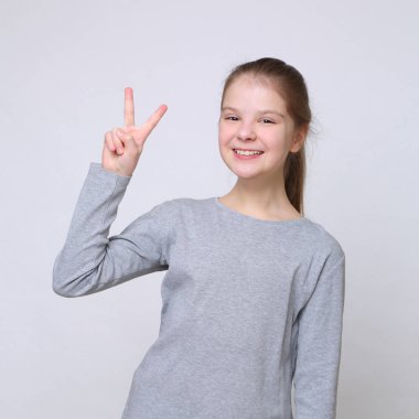 Stüdyo imge-in güzel duygusal beyaz genç kız 