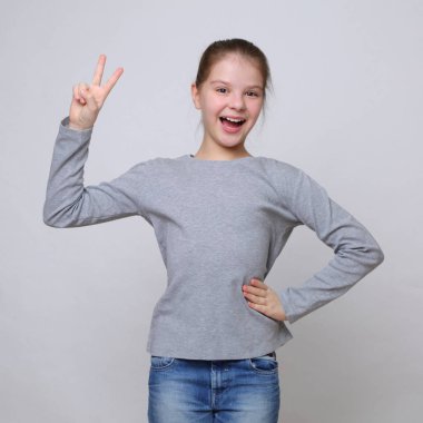 Stüdyo imge-in güzel duygusal beyaz genç kız 