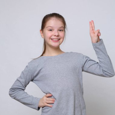 Stüdyo imge-in güzel duygusal beyaz genç kız 