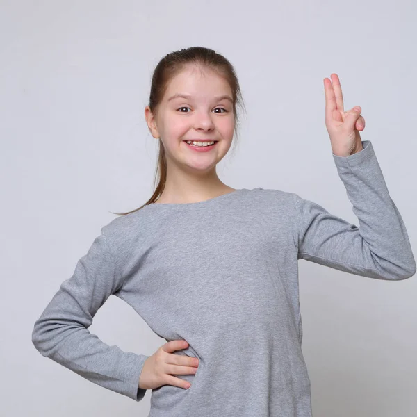 Stüdyo imge-in güzel duygusal beyaz genç kız 