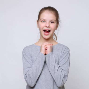 Stüdyo imge-in güzel duygusal beyaz genç kız 