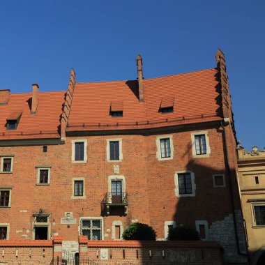 Krakow, Polonya - 1 Ağustos 2017: Wawel hill Katedrali ve Kalesi ile. Wawel Kalesi karmaşık bir tarihi mimari antik kentin merkezidir.