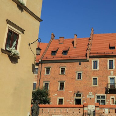 Krakow, Polonya - 1 Ağustos 2017: Wawel hill Katedrali ve Kalesi ile. Wawel Kalesi karmaşık bir tarihi mimari antik kentin merkezidir.