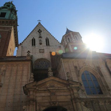 Krakow, Polonya - 1 Ağustos 2017: Wawel hill Katedrali ve Kalesi ile. Wawel Kalesi karmaşık bir tarihi mimari antik kentin merkezidir.