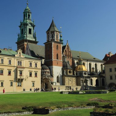 Krakow, Polonya - 1 Ağustos 2017: Wawel hill Katedrali ve Kalesi ile. Wawel Kalesi karmaşık bir tarihi mimari antik kentin merkezidir.