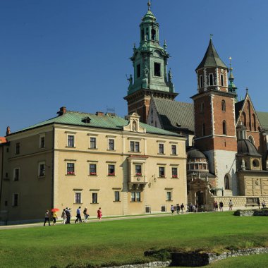 Krakow, Polonya - 1 Ağustos 2017: Wawel hill Katedrali ve Kalesi ile. Wawel Kalesi karmaşık bir tarihi mimari antik kentin merkezidir.