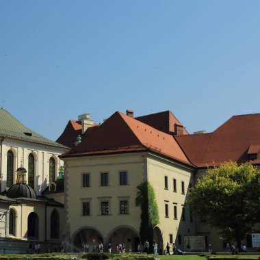 Krakow, Polonya - 1 Ağustos 2017: Wawel hill Katedrali ve Kalesi ile. Wawel Kalesi karmaşık bir tarihi mimari antik kentin merkezidir.