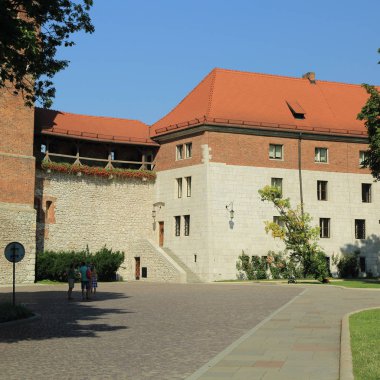 Krakow, Polonya - 1 Ağustos 2017: Wawel hill Katedrali ve Kalesi ile. Wawel Kalesi karmaşık bir tarihi mimari antik kentin merkezidir.
