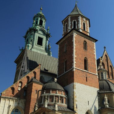 Krakow, Polonya - 1 Ağustos 2017: Wawel hill Katedrali ve Kalesi ile. Wawel Kalesi karmaşık bir tarihi mimari antik kentin merkezidir.