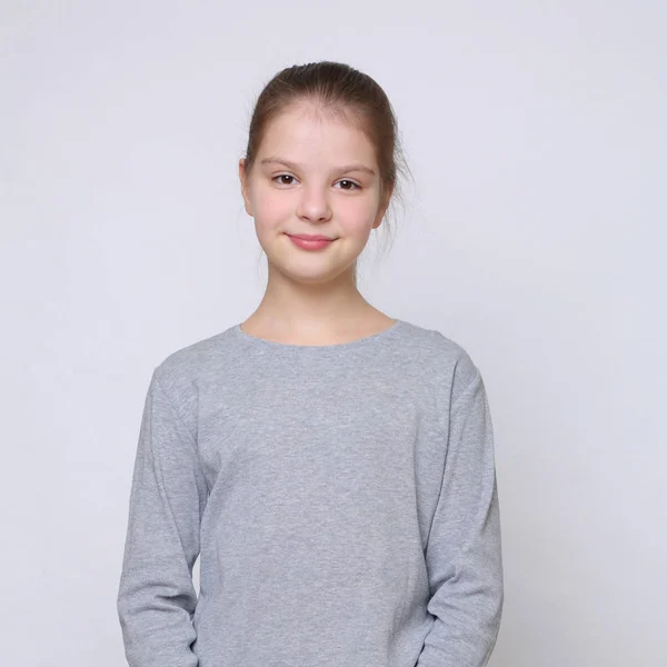 Porträtt Europeisk Kaukasisk Tonårs Flicka — Stockfoto