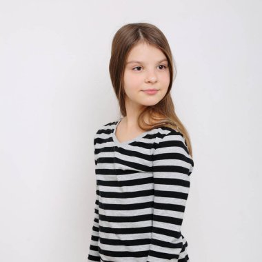 Stüdyo imge-in güzel duygusal beyaz genç kız