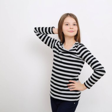 Stüdyo imge-in güzel duygusal beyaz genç kız