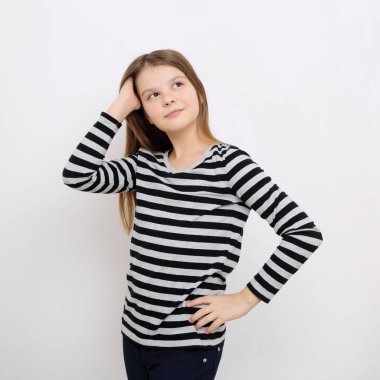 Stüdyo imge-in güzel duygusal beyaz genç kız