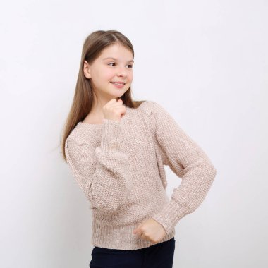 Stüdyo imge-in güzel duygusal beyaz genç kız