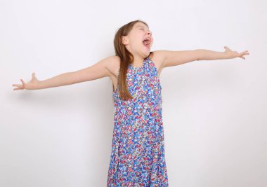 Stüdyo imge-in güzel duygusal beyaz genç kız