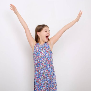 Stüdyo imge-in güzel duygusal beyaz genç kız