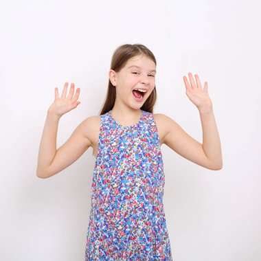 Stüdyo imge-in güzel duygusal beyaz genç kız