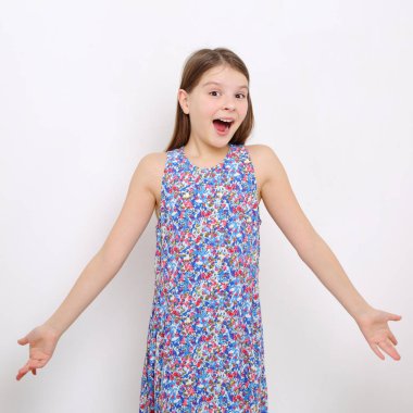 Stüdyo imge-in güzel duygusal beyaz genç kız