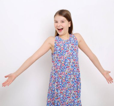 Stüdyo imge-in güzel duygusal beyaz genç kız